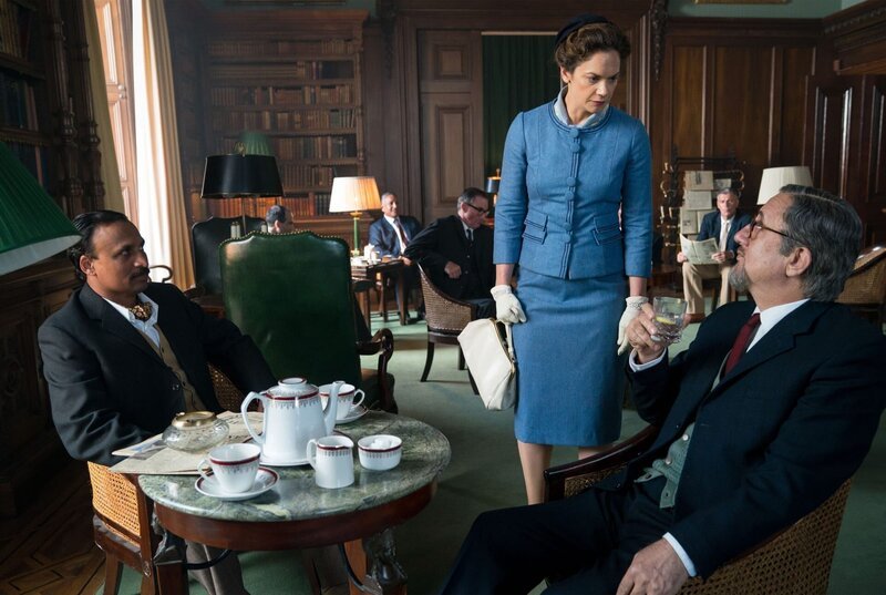 Alison Wilson (Mitte, Ruth Wilson) und Shahbaz Karim (r., Anupam Kher). – Bild: WDR/​BBC/​WP Films Ltd