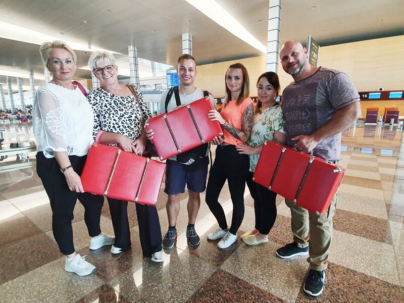 (v.l.) Anja (52) und Tina (56), Luca und Laura sowie Crystal (41) und Markus (49) werden zwar unterschiedliche Reisebudgets haben aber einen gemeinsamen Ferienort. Die Aufregung steigt bei der Reisegruppe „Roter Koffer“, denn diesmal ist es ein orientalisches Ziel: Hurghada in Ägypten. Wer checkt ins märchenhafte Urlaubsparadies ein, wer zieht Mittelklasse und welches Paar wohnt extra günstig? – Bild: TVNOW