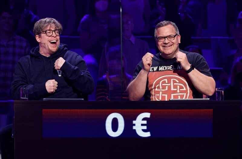 Rateteam-Kapitän Elton (r.) mit dem Musiker Ferris MC (l.). – Bild: ARD/​Morris Mac Matzen