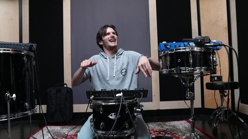 Der Loopstation Musiker Luka Krause (Künstlername Friidon) bei der Arbeit an der Loopstation in einem Proberaum in Berlin. – Bild: BR/​south & browse GmbH/​Florian Kössl