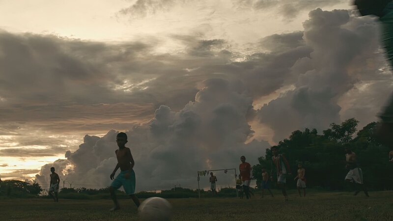 Die Jungs spielen Fußball – Bild: Beta Entertainment Spain 2023 /​ Crime + Investigation