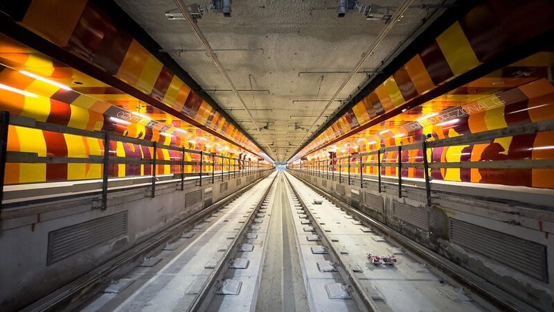 Bahnsteig – Neue Station „Centro Direzionale“. – Bild: ORF/​Timo Novotny