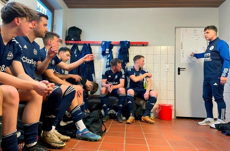 Die Kabine des SV Blau-Weiß Ramsloh. – Bild: NDR/​Boris Poscharsky
