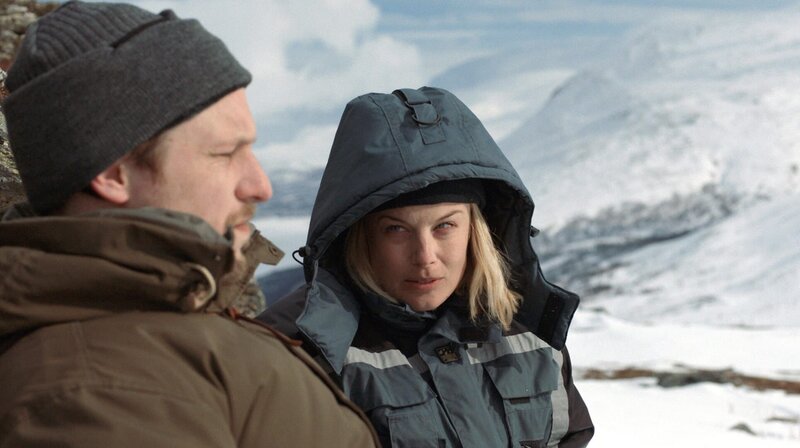 Rebecka (Ida Engvoll) hat ein Auge auf Polizeihundeführer Krister (Jakob Öhrman) geworfen.; ARD Degeto REBECKA MARTINSSON – DER SCHWARZE STEG, „Rebecka Martinsson – Svart Stig“, am Freitag (18.10.24) um 23:45 Uhr und um 03:00 Uhr im ERSTEN. – Bild: ARD Degeto/​Yellow Bird