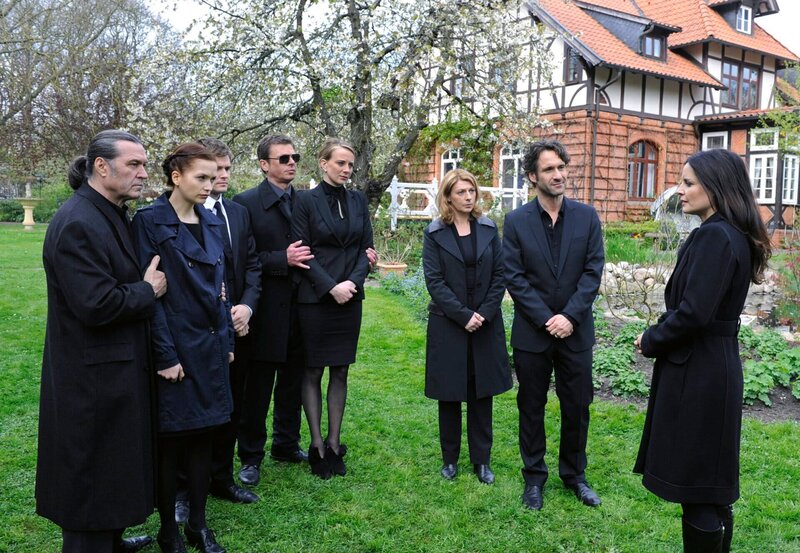 Susann hält eine Trauerfeier für Roman ab. – Bild: ARD/​Nicole Manthey