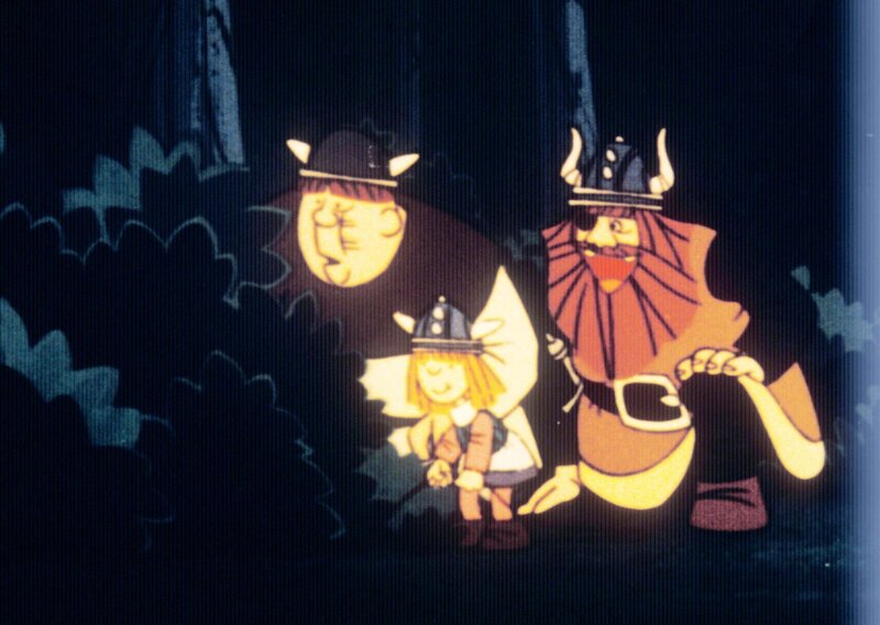 Faxe und Wickie haben es geschafft. sie können sich unbemerkt an Halvar heranschleichen und ihn befreien. – Bild: ORF 1