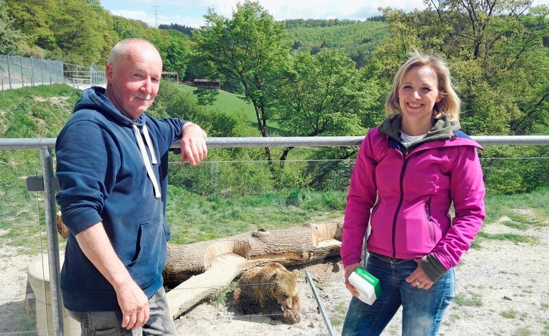 Anna Lena Dörr mit Tierpfleger Peter Gerharz nach der Raubtierfütterung im Tierpark Westerwald in Gackenbach. – Bild: SWR/​Daniel Borger