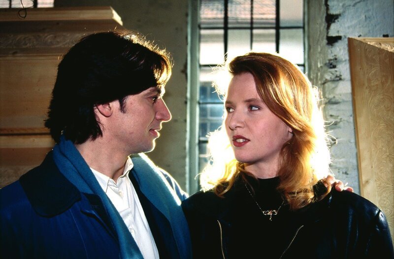 Kommissar Moser befragt die junge Angelika Laudan und hofft, von ihr etwas über den Raub von Beethovens Kopf aus dem Grab zu erfahren … – Bild: France 3 Kommissar Moser befragt die junge Angelika Laudan und hofft, von ihr etwas über den Raub von Beethovens Kopf aus dem Grab zu erfahren … – Bild: France 3