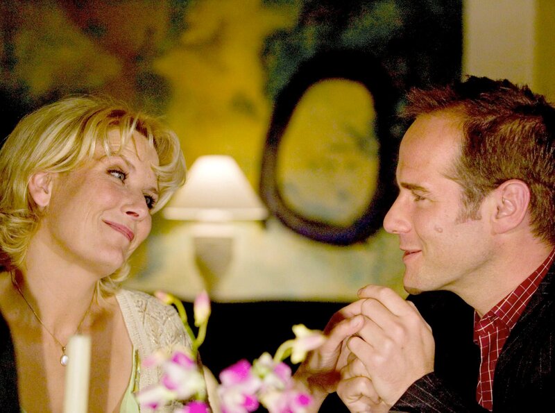 Achim (Johannes Steck) beginnt sich ernsthaft eine Zukunft mit Alexandra (Janette Rauch) vorzustellen. Er hat keine Lust mehr auf Affären und sehnt sich nach Beständigkeit in seinem Leben. – Bild: NDR/​MDR/​Krajewski