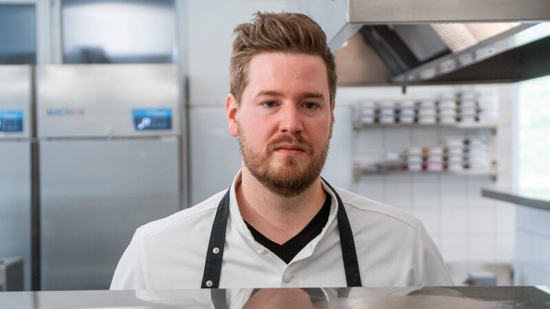 Niclas Nussbaumer kocht in der Mühle am Schluchsee. – Bild: HR/​SR/​Christoph Heymann