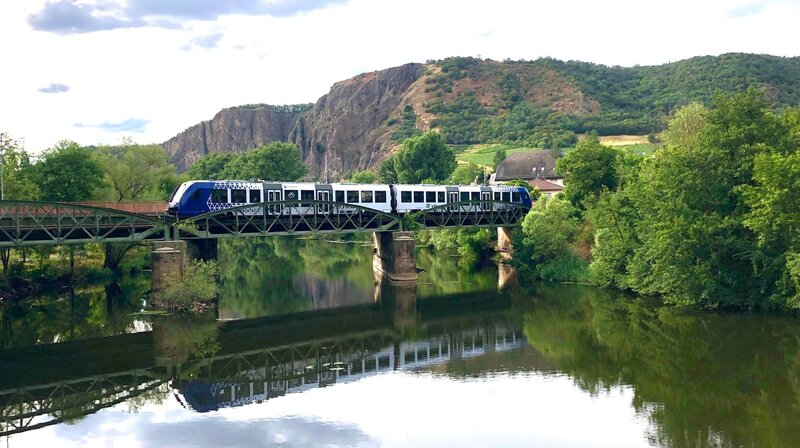 Bei Bad Münster am Stein mündet die Alsenz in die Nahe, die der Zug dann überquert. – Bild: SWR