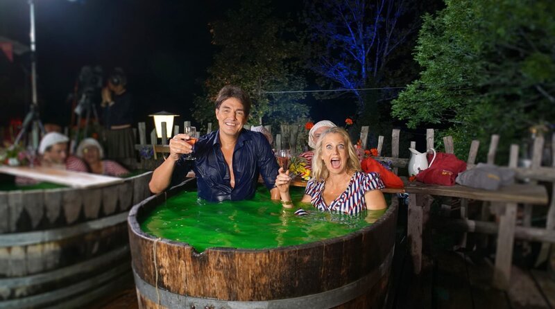 Für die Sommerausgabe von „Verstehen Sie Spaß?“ meldet sich Barbara Schöneberger mit tatkräftiger Unterstützung von Comedian Matze Knop aus dem idyllischen Bergdorf Bader Alm im Schwarzwald. – Bild: SWR/​Thomas Hilgers