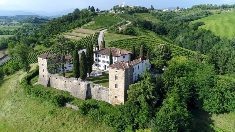 Sanft sind die Hügel, erstklassig der Wein, würzig der Essig und Prosciutto. Das Collio ist seit dem römischen Reich mehr als ein höchst fruchtbares Weinbaugebiet. Die Habsburger schätzten das Hügelland als ihre Obstkammer. – Bild: ORF/GS-Film Sanft sind die Hügel, erstklassig der Wein, würzig der Essig und Prosciutto. Das Collio ist seit dem römischen Reich mehr als ein höchst fruchtbares Weinbaugebiet. Die Habsburger schätzten das Hügelland als ihre Obstkammer. – Bild: ORF/GS-Film
