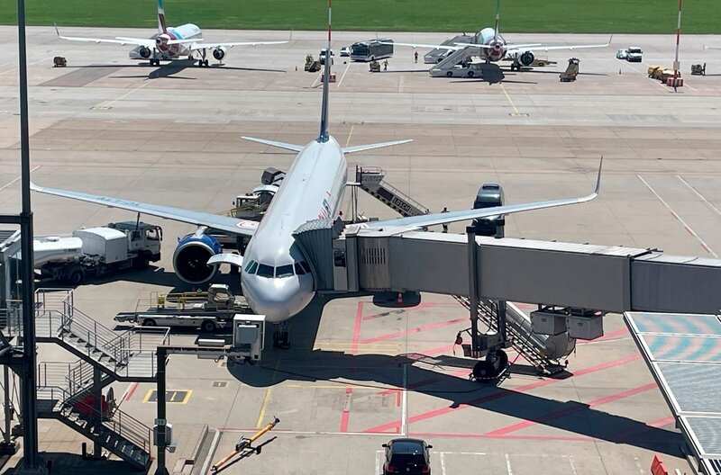 Ankunft auf dem Flughafen Stuttgart: Der STR verbindet Menschen, Baden-Württemberg und die Welt. Und das seit 100 Jahren.; SWR 100 JAHRE FLUGHAFEN IN STUTTGART, am Montag (11.11.24) um 18:30 Uhr im SWR. Ankunft auf dem Flughafen Stuttgart: Der STR verbindet Menschen, Baden-Württemberg und die Welt. Und das seit 100 Jahren. © SWR, honorarfrei – Verwendung gemäß der AGB im engen inhaltlichen, redaktionellen Zusammenhang mit genannter SWR-Sendung bei Nennung „Bild: SWR“ (S2+). SWR Presse/​Bildkommunikation, Baden-Baden, Tel: 07221/​929–23876, foto@swr.de – Bild: SWR
