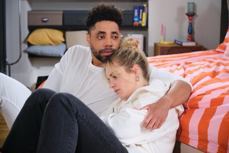 Cecilia (Carina Koller) findet kaum Trost in Theos (Julius Dombrink) Armen. – Bild: RTL /​ Stefan Behrens /​ Karma is a bitch