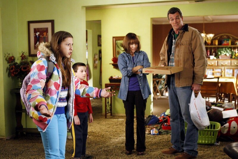 Jetzt ist Schluss mit lustig: Anstatt sich immer nur nach dem Willen von Sue (Eden Sher, l.), Brick (Atticus Shaffer, 2.v.l.) und Axl zu richten, beschließen Frankie (Patricia Heaton, 2.v.r.) und Mike (Neil Flynn, r.), endlich Mal das zu machen, worauf sie Lust haben … – Bild: Warner Brothers Lizenzbild frei