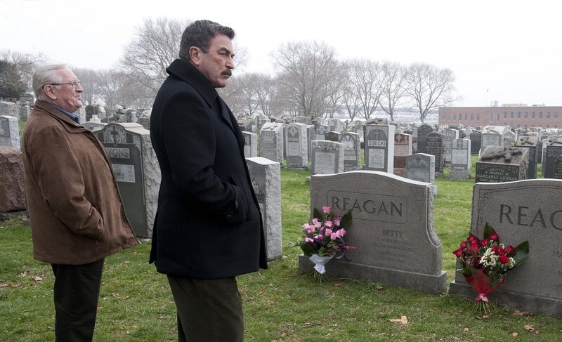 Denken am Familiengrab an ihre verstorbenen Verwandten: Henry (Len Cariou, l.) und Frank Reagan (Tom Selleck, r.) … – Bild: 2010 CBS Broadcasting Inc. All Rights Reserved. Lizenzbild frei