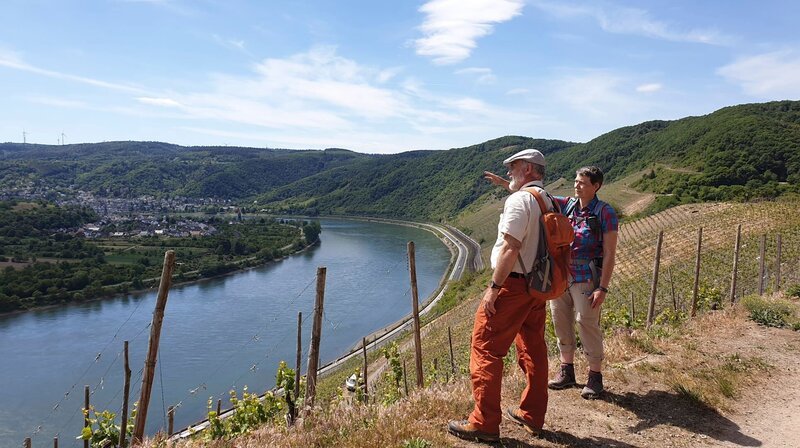 Klaus Erber Vorsitzender Deutsches Wanderinstitut und Dr. Ulrike Poller Autorin Traumpfade-Wanderbücher am Traumpfad Rheingoldbogen. – Bild: SWR/​HR/​Monika Birk