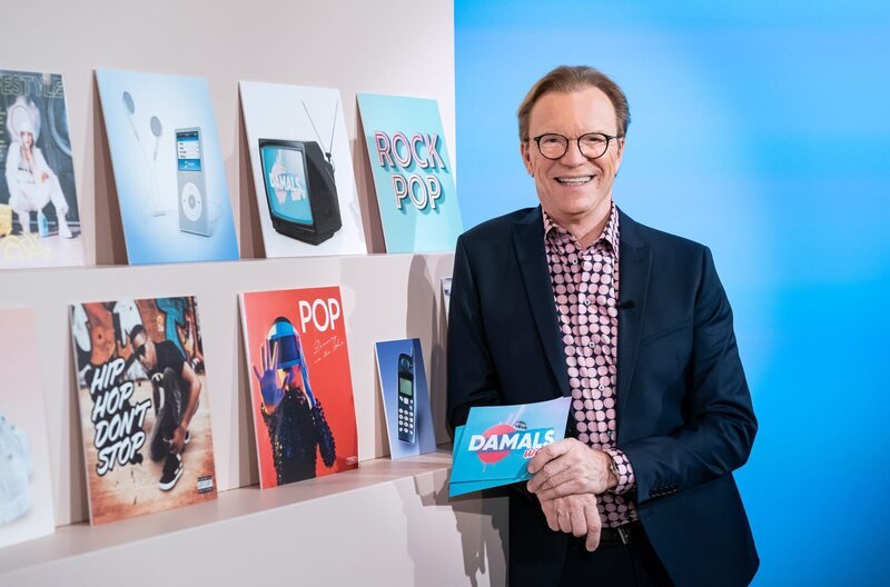 Moderator Wolfgang Lippert im Damals war’s – Studio – Bild: MDR/​Tom Schulze
