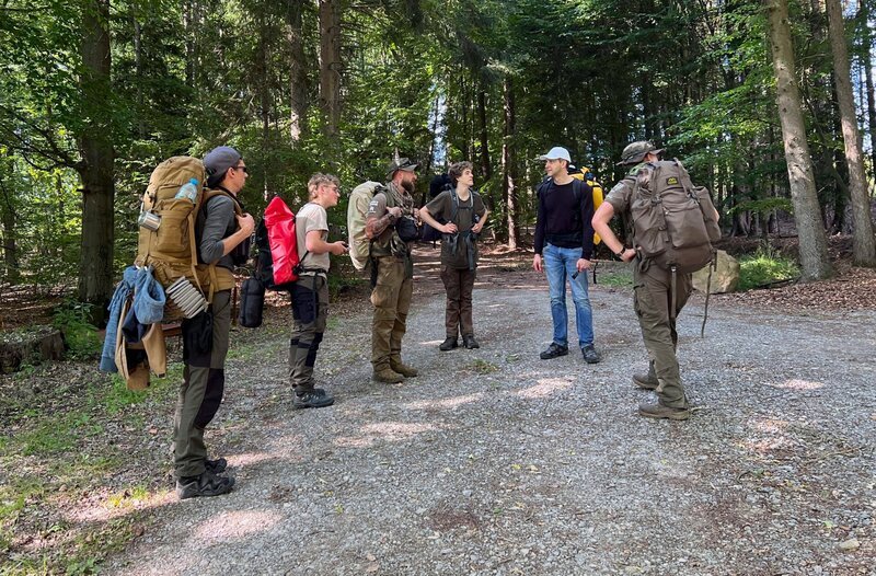 Danny Morgenstern (2ter v.re.) lernt bei der „Bushcraft Family“ die Kunst in freier Natur zu leben. – Bild: HR