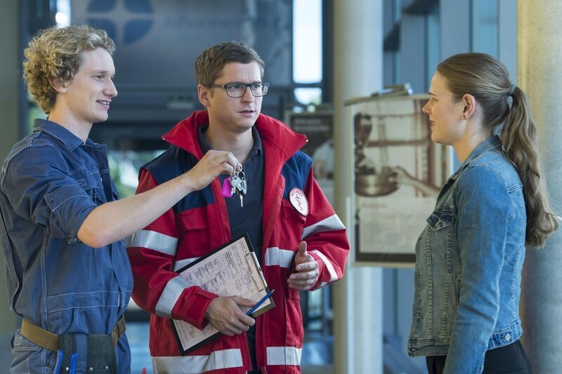 (v.l.n.r.) Fiete Petersen (Adrian Gössel); Dr. Elias Bähr (Stefan Ruppe); Louisa Neukamm (Llewellyn Reichman) – Bild: ARD /​ Jens-Ulrich Koch