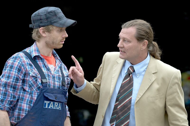 „Soko Kitzbühel“, „Entsorgt.“ In der Nähe einer aufgelassenen Mülldeponie wird Marisa Schall erschlagen aufgefunden. Die Wissenschaftlerin ist nach Tirol gekommen, um an bestimmten Plätzen Bodenproben zu entnehmen. Dies sehr zum Missfallen ihres Bruders Christoph, der bei Werner Sevcik, dem Inhaber eines großen Müllentsorgungs-Unternehmens, beschäftigt ist. Und natürlich zum noch größeren Ärger von Sevcik selbst. Denn es geht um seine alte Deponie, die vor zwei Jahren aufgelassen wurde, mit der Auflage, dass Sevcik das gesamte Gelände sanieren muss. Was er aber nicht ordnungsgemäß durchgeführt hat. Ist Sevcik deshalb zum Mörder geworden? Oder soll ihm das Verbrechen untergeschoben werden? Denn es stellt sich bald heraus, dass der Fundort der Leiche nicht der Tatort ist.Im Bild (v.li.): Martin Bermoser (Christoph Schall), Harald Windisch (Werner Sevcik).  SENDUNG: ORF eins – DI – 12.01.2021⁠–⁠20:15 UHR. – Veroeffentlichung fuer Pressezwecke honorarfrei ausschliesslich im Zusammenhang mit oben genannter Sendung oder Veranstaltung des ORF bei Urhebernennung. – Bild: ORF 1