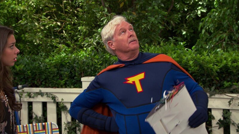 Phoebe Thunderman (Kira Kosarin), Pop Pop /​ Sergeant Thunder (William Katt) – Bild: ViacomCBS