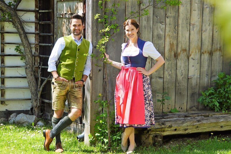 Die ServusTV Moderatoren Conny Bürgler und Richard Deutinger vor dem Woferlstall in Bad Mitterndorf – Bild: ServusTV /​ Degn Film /​ Erhart /​ Brigitte Erhart
