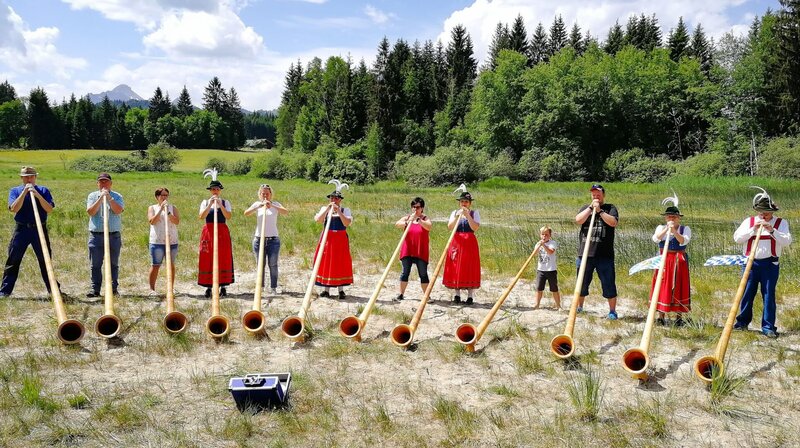 Zur Abwechslung mal Alphorn? Anke und Stefan campen das erste Mal zusammen und wollen viel erleben. Am Tennsee gibt es einen Anfängerkurs mit den langen lauten Holzinstrumenten. – Bild: MDR/​timeline