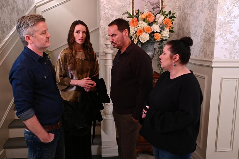Richard (Silvan-Pierre Leirich, 2.v.r.) sieht für Jenny (Kaja Schmidt-Tychsen, 2.v.l.) schweren Herzens davon ab, ihrer Verhandlung beizuwohnen. Links Ingo (André Dietz), rechts Vanessa (Julia Augustin) – Bild: RTL /​ Julia Feldhagen