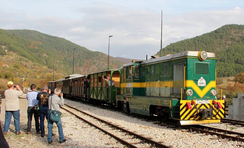 Die Dampflok streikt. Also springt die grün-gelbe Diesellok 740⁠–⁠101 ein. Weiter geht die Fahrt mit Ziel Bosnien-Herzegowina. Hier geht es mit einer der faszinierendsten Schmalspurbahnen des Balkans weiter, mit der Šargan 8. – Bild: SWR/​Wolfgang Drichelt