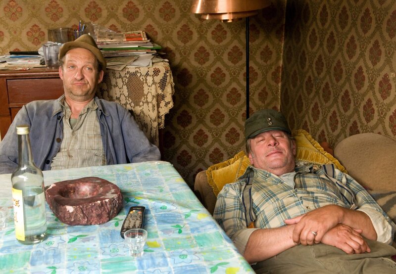 v.l.: Adsche (Peter Heinrich Brix) und Brakelmann (Jan Fedder) – Bild: NDR/​Nicolas Maack