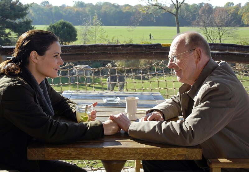 Dr. Matthias Lentz (Hans Peter Korff) erklärt Susanne (Elisabeth Lanz), warum der Kontakt zu seinem Sohn Christoph seit so vielen Jahren abgebrochen ist. Susanne verspricht alles zu tun, um Vater und Sohn wieder miteinander zu versöhnen. – Bild: BR/​ARD/​Christa Köfer