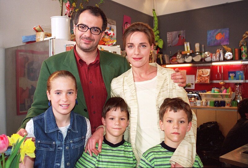 Michael Niavarani (Mario), Gundula Rapsch (Marianne), vorne: Nicola Etzelstorfer (Lisa), Manuel Chytilek (Viktor), Florian Chytilek (Dany). – Bild: ORF