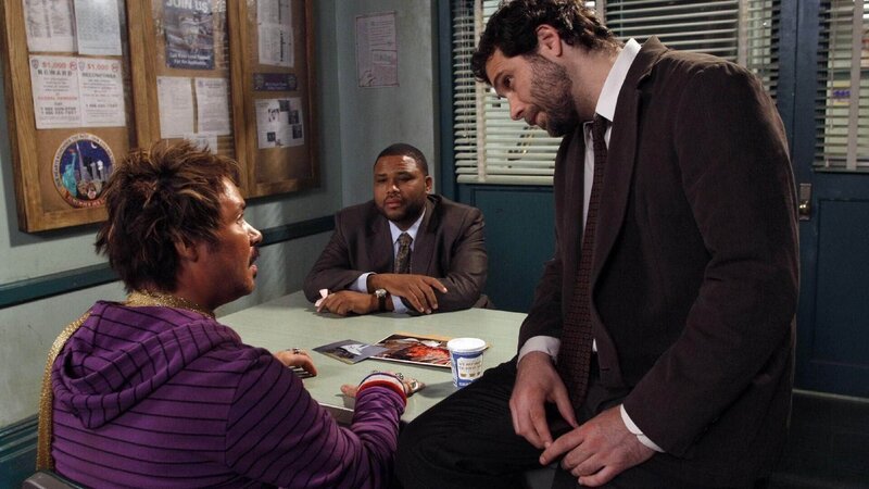 Die Detectives Bernard (Anthony Anderson, Mi.) und Lupo (Jeremy Sisto, re.) vernehmen den paranoid schizophrenen Jonah (Brian Gant), der in die Mordfälle verwickelt zu sein scheint. – Bild: RTL /​ © NBCUniversal All Rights Reserved