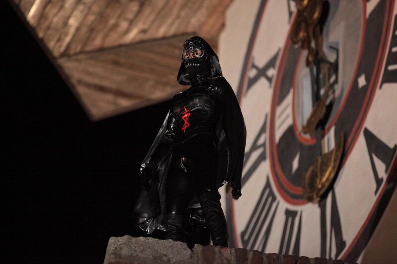 Nemesis (Yael Yvon), die verkleidete Rächerin, kann von niemandem aufgehalten werden. – Bild: ORF