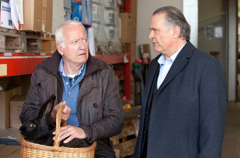 ARD/​HEITER BIS TÖDLICH – FUCHS UND GANS, neue Krimiserie (16 Folgen), Folge 14 „Frau Mönke reist in die Karibik“. – Bild: ARD/​Sabine Hackenberg