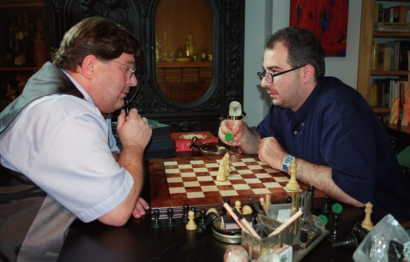 „Dolce Vita & Co.“, „Wasser predigen und Cognac trinken.“ Es ist fix – Marianne betrügt Mario, daheim fliegen die Fetzen. Die Crew im Lokal weiß zwar von nichts, ahnt aber, dass mit ihrem Chef etwas ganz und gar nicht stimmt. Für Mario kommt da ein Cateringauftrag bei einem berühmten Lebensberater wie gerufen, der ihm auf den Kopf hin zusagt, dass er betrogen wird. Er lässt sich beraten, muss wenig später aber feststellen, dass der Therapeut zwar familiäre Werte predigt, sich selbst aber nicht so streng danach richtet.Im Bild (v.li.): Erwin Steinhauer (Gottfried Schamschula), Michael Niavarani (Mario). – Bild: ORF/​MR Film/​Thomas Prodinger