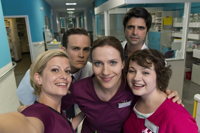Ein erstes Selfie von den Dreharbeiten zur neuen ZDF Medical „Bettys Diagnose“ (AT) mit Theresa Underberg als Schwester Lizzy, Eric Klotzsch als Dr. Lewandowski (Arzt in Ausbildung), Bettina Lamprecht als Schwester Betty, Maximilian Grill als Dr. Behring und Carolin Walter als Pflegeschülerin Talula. – Bild: ZDF und Martin Valentin Menke