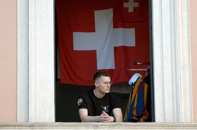 Die jungen Männer in der Schweizergarde schwören bei ihrer Vereidigung, das Leben des Papstes notfalls mit dem eigenen Leben zu schützen. – Bild: MedienKontor/​Alessandro Cassigoli