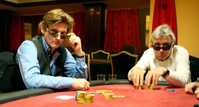 „Soko Kitzbühel“, „Böses Blut.“ Am Tag nachdem Graf Adam, Gründer einer gemeinnützigen Stiftung, im Beisein der Familie mit einem Ehrenring ausgezeichnet worden ist, wird die Blumenhändlerin Corinna Lunz tot aufgefunden. Erwürgt. Bevor sie aber abtransportiert werden kann, wird der Leichenwagen samt Leiche entführt. Frau Lunz – so findet die SOKO heraus – ist im Schloss der Familie des Grafen gewesen, um den Blumenschmuck für die festliche Veranstaltung zu liefern. Unter Mordverdacht geraten nicht nur der Schlossherr, sondern auch die beiden Söhne Ferdinand und Karl, ein leidenschaftlicher Spieler. Ein bislang ungeklärter Frauenmord in Innsbruck, mit auffälligen Parallelen zum aktuellen Verbrechen, tauchen die Ereignisse für die SOKO jedoch noch einmal in ein völlig neues Licht.Im Bild (v.li.): Philipp Moog (Karl Stätten), Heinz Marecek (Hannes Kofler). – Bild: ORF/​BEO-Film/​Stella von Saldern