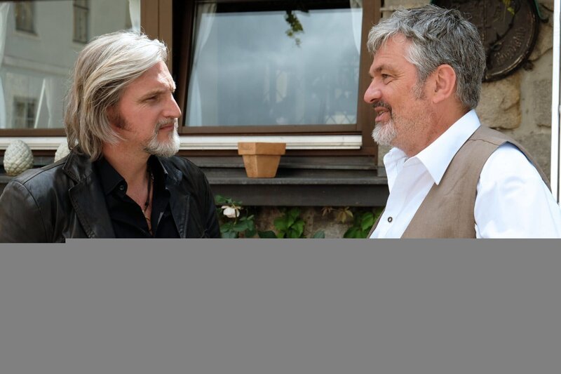 Major Carl Ribarski (Stefan Jügens, l.) spricht mit Anton Wieser (Werner Brix, r.) über die Vorkommnisse während der Mordnacht. – Bild: ORF/​Satel Film/​Petro Domenigg