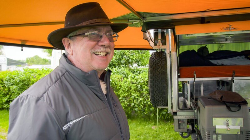 Gernot Becker im Südsee-Camp – Bild: MDR/​timeline