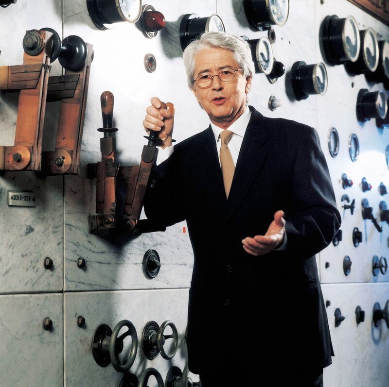 SWR Fernsehen ELSTNER-CLASSICS, Frank Elstner in den Stadtwerken Baden-Baden in einem unter Denkmalschutz stehenden Maschinenraum. – Bild: SWR/Fritz SWR Fernsehen ELSTNER-CLASSICS, Frank Elstner in den Stadtwerken Baden-Baden in einem unter Denkmalschutz stehenden Maschinenraum. – Bild: SWR/Fritz
