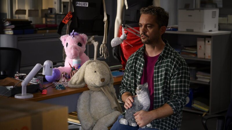 Gilles (Bruno Sanches) ist bestürzt über Karadecs Weggang. – Bild: NICOLAS ROUCOU /​ SEPTEMBRE PRO