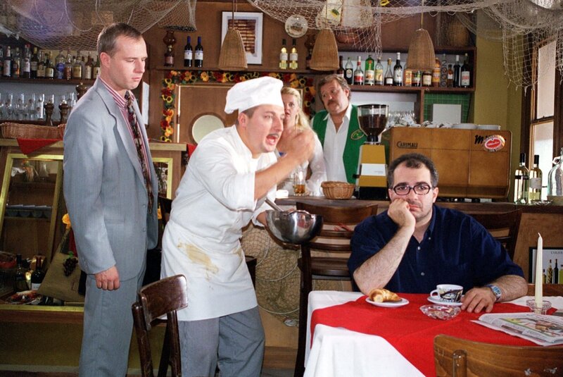 „Dolce Vita & Co.“, „Obdachlos.“ Mario verlässt die gemeinsame Wohnung und zieht zu seinem Vater. In seiner Abwesenheit übernimmt es Lisa, ihre Eltern wieder zu versöhnen, was sich aber als schwieriger als erwartet herausstellt. Ungewohnt kompliziert gestaltet sich auch die Firmenfeier in der Fischerhütte eines Stammgasts aus dem Dolce Vita. Nach einer Autopanne macht Mario, der gerade die Speisen liefern wollte, mitten in der Einöde eine seltsame Begegnung.Im Bild (v.li.): Arthur Klemt (Slamanig), Christoph Fälbl (Boris), Michael Niavarani (Mario). – Bild: ORF/​Thomas Prodinger