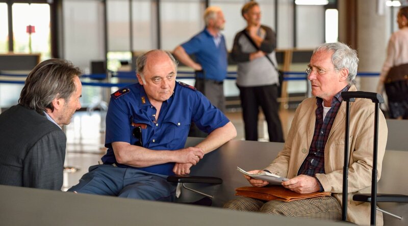 L-R: Commissario Brunetti (Uwe Kockisch), Sergente Vianello (Karl Fischer), Joseph Nickerson (August Zirner). – Bild: ORF 2
