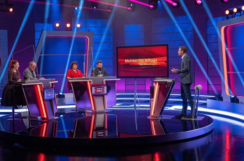 Moderator Florian Weber stellt in seinem SWR Wissensquiz „Meister des Alltags“ die Alltagstauglichkeit seiner prominenten Kandidaten auf die Probe. „Meister des Alltags“ spendet seinen Gewinn einem guten Zweck. Moderation Florian Weber – Bild: SWR/​Christian Koch