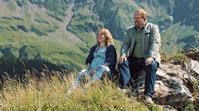 Joseph (Harald Krassnitzer) möchte seine Schwiegertochter Svea (Paula Kalenberg) überreden zu bleiben. – Bild: ARD Degeto/​BR/​Mona Film