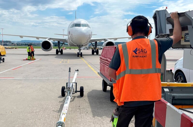 Alltag auf dem Flughafen Stuttgart: Mittendrin wenn es um die Abfertigung eines Airliners geht ist der Ramp-Agent.; SWR 100 JAHRE FLUGHAFEN IN STUTTGART, am Montag (11.11.24) um 18:30 Uhr im SWR. Alltag auf dem Flughafen Stuttgart: Mittendrin wenn es um die Abfertigung eines Airliners geht ist der Ramp-Agent. © SWR, honorarfrei – Verwendung gemäß der AGB im engen inhaltlichen, redaktionellen Zusammenhang mit genannter SWR-Sendung bei Nennung „Bild: SWR“ (S2+). SWR Presse/​Bildkommunikation, Baden-Baden, Tel: 07221/​929⁠–⁠23876, foto@swr.de – Bild: SWR